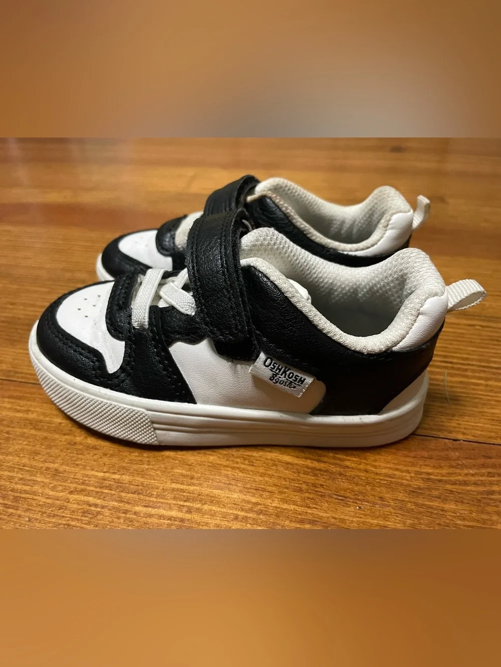 OshKosh B'gosh Black and White Kids Sneakers with Hook-and-Loop Strap Size 6